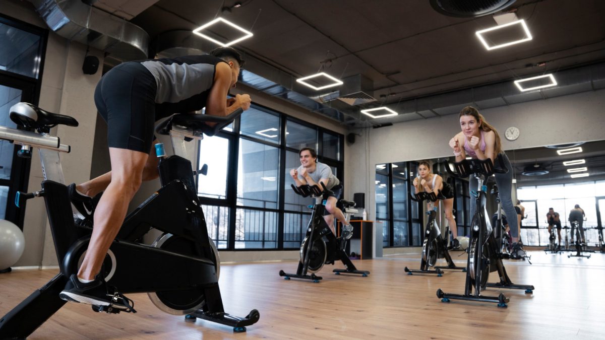 Sport en salle : pourquoi ça fonctionne mieux que seul chez soi ?