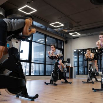 Sport en salle : pourquoi ça fonctionne mieux que seul chez soi ?