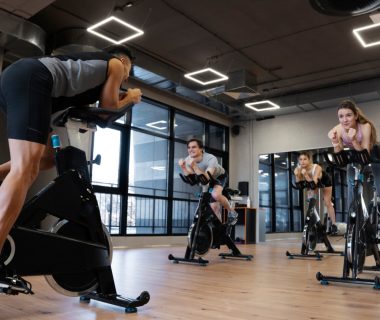 Sport en salle : pourquoi ça fonctionne mieux que seul chez soi ?